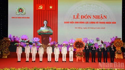 Thường trực Thành ủy Đà Nẵng tặng hoa chúc mừng.