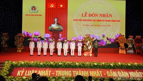 Thượng tướng Lê Quốc Hùng, Thứ trưởng Công an tặng hoa chúc mừng.