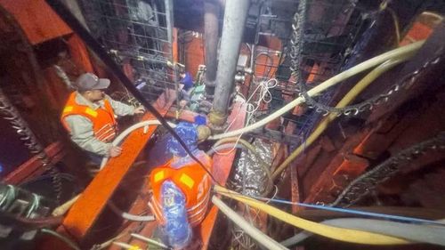 Lực lượng chức năng Bộ Tư lệnh Vùng Cảnh sát biển 4 triển khai các phương án chống chìm, hút nước ra khỏi khoang máy. (Ảnh: Bộ Tư lệnh Vùng Cảnh sát biển 4)