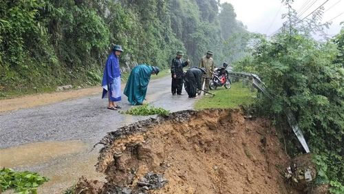 Sạt lở nghiêm trọng trên Quốc lộ 16, đoạn trên địa bàn xã Nhôn Mai. (Ảnh: Cơ sở cung cấp)