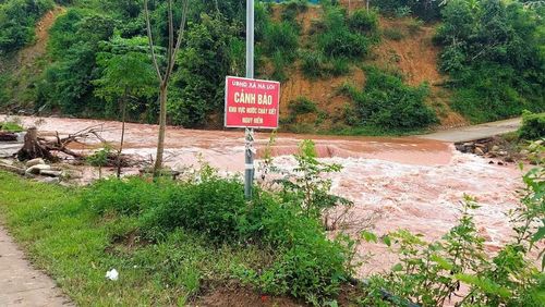 Nước chảy xiết trên các cầu tràn ở xã Na Loi. (Ảnh: CTV)