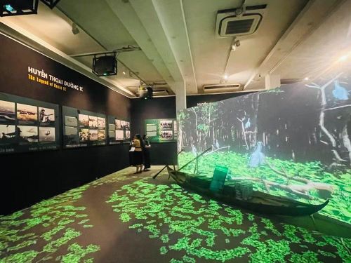 Không gian trải nghiệm “Dòng chảy ký ức” sử dụng công nghệ 3D Mapping. (Ảnh: VƯƠNG DIỆM)
