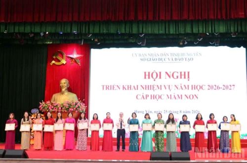 Khen thưởng tập thể, cá nhân hoàn thành xuất sắc nhiệm vụ trong năm học 2025-2026. (Ảnh: Mai Tú)