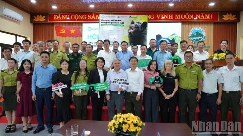Đại diện các đơn vị tham gia tọa đàm cùng ký cam kết "Chung tay vì Việt Nam không còn gấu nuôi nhốt".