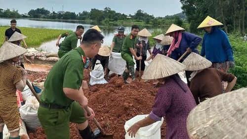 Công an xã Phúc Hòa cùng nhân dân gia cố bờ bao. (Ảnh: ĐH)