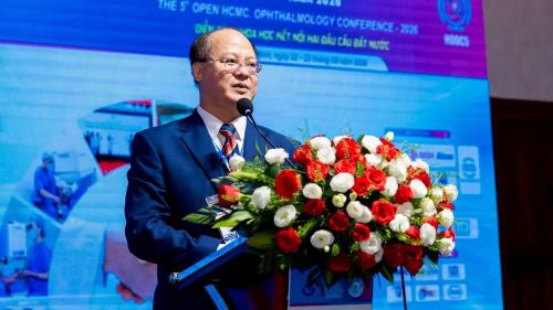 Thạc sĩ, bác sĩ chuyên khoa II Lê Anh Tuấn, Giám đốc Bệnh viện Mắt Thành phố Hồ Chí Minh phát biểu trại hội nghị (Ảnh: Bệnh viện cung cấp)