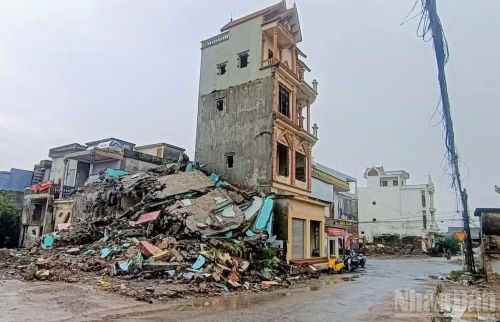 Ông Đoàn Văn Tuyến, thôn Lộc Trung, xã Hưng Phú tự giác phá dỡ ngôi nhà, sau khi nhận tiền đền bù 2 tỷ đồng. (Ảnh: Mai Tú)