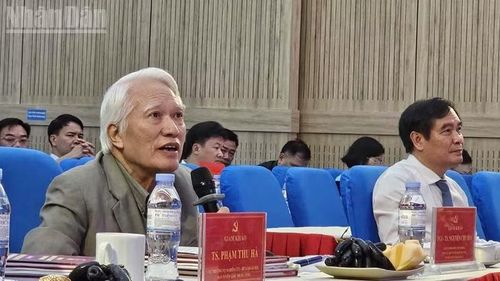 Ban Giám khảo đặt câu hỏi đối với thí sinh dự thi.