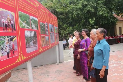 Đông đảo nhân dân và du khách về dự lễ hội. (Ảnh NC)