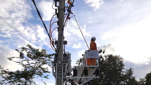 Nhân viên Điện lực Tủa Chùa thao tác đóng điện, đưa điện lưới quốc gia về bản trong chương trình “Bừng sáng Điện Biên” tại xã Tủa Chùa, tỉnh Điện Biên.