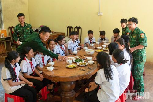 Đồn Biên phòng Cửa khẩu quốc tế Lệ Thanh duy trì mô hình “Bếp ăn tình thương” từ năm 2013 đến nay. Ảnh: VĂN CÔNG CƯỜNG