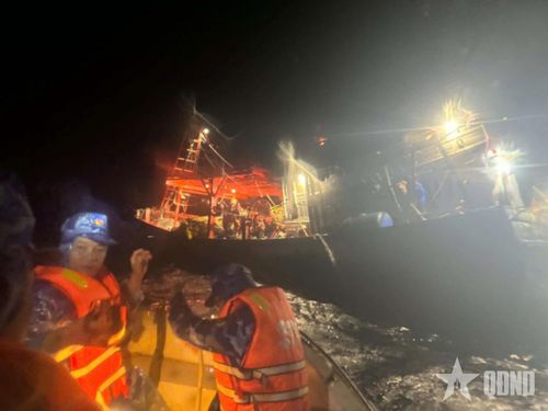 Lực lượng của Bộ tư lệnh Vùng Cảnh sát biển 4 tiếp cận tàu cá gặp nạn.