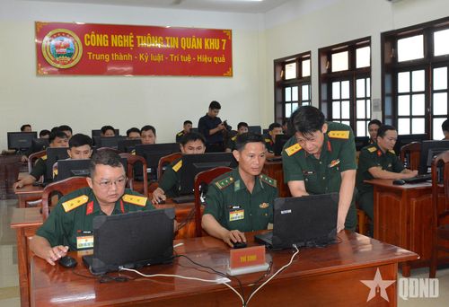Cán bộ dự thi được hướng dẫn sử dụng phần mềm thi trắc nghiệm.