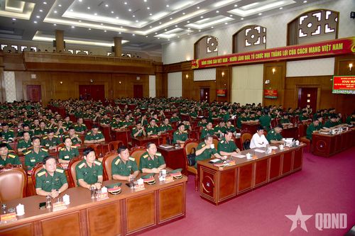 Các đại biểu và cán bộ dự thi tham dự khai mạc.