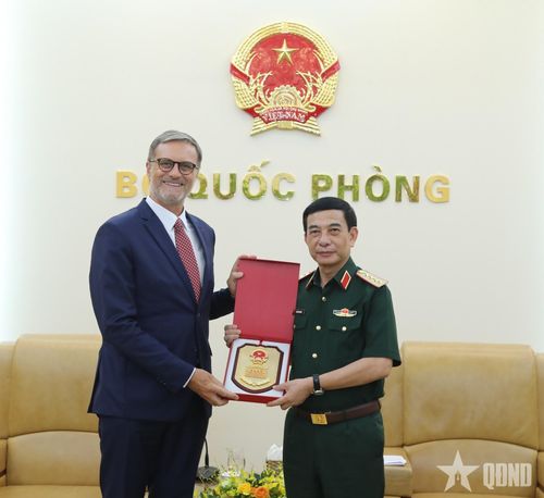 Đại tướng Phan Văn Giang trao tặng Đại sứ Olivier Brochet quà lưu niệm.  