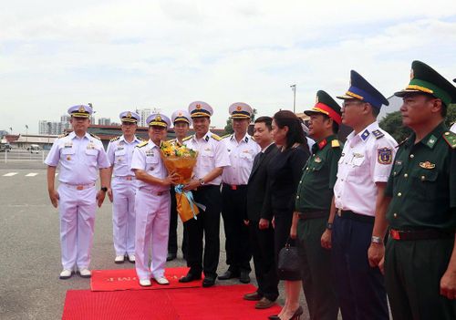 Đại diện lãnh đạo Vùng 2 Hải quân tặng hoa Trưởng đoàn và chỉ huy tàu hải quân Thái Lan. 