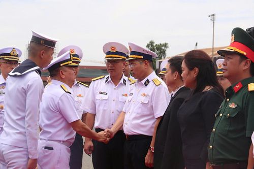 Các đại biểu tại lễ đón. 