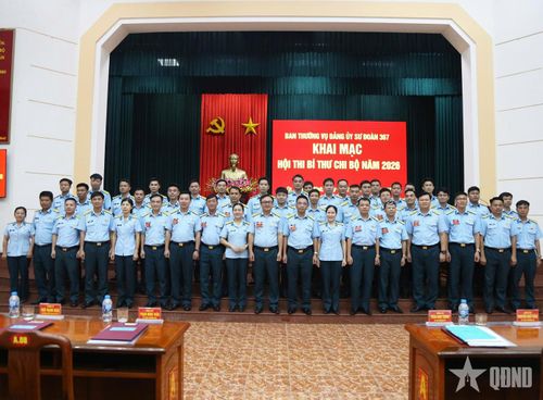 Các đại biểu dự khai mạc chụp ảnh lưu niệm với các thí sinh.
