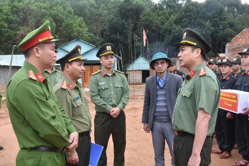 Đại tá Nguyễn Xuân Hoàng động viên cán bộ chiến sĩ tham gia Chiến dịch Quang Trung, xây dựng, sửa chữa nhà cho người dân vùng lũ.