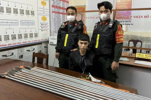 Lực lượng 911 bắt giữ các đối tượng có hành vi gây rối trật tự công cộng.