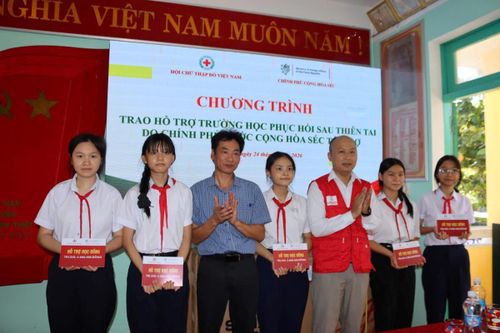Trao học bổng cho học sinh khó khăn nằm trong khu vực bị ảnh hưởng bởi mưa lũ năm 2025