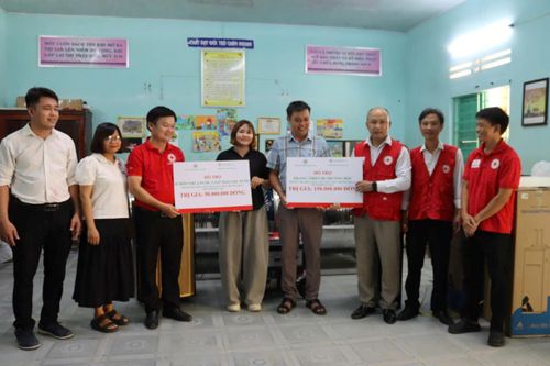 Trao biểu trưng hỗ trợ cho Trường Tiểu học & THCS Trần Quốc Toản bị ảnh hưởng bởi mưa lũ năm 2025