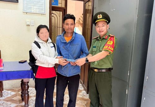 Công an xã Nam Trà My và anh Bưng trao lại tài sản cho chị K.