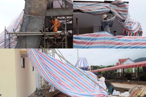 Những tấm bạt được căn lên để che chắn cho những phần việc cần hoàn thiện khi thời tiết có mưa