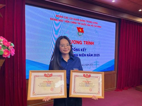 Như Quỳnh cùng những tấm giấy khen.