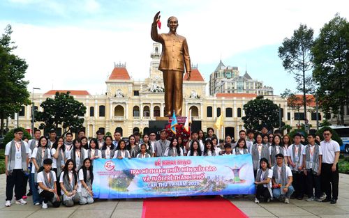  Đại biểu cùng các trại sinh tham gia trại hè dâng hoa tưởng nhớ Chủ tịch Hồ Chí Minh 