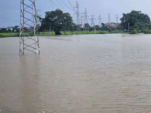 Nhiều khu dân cư và hộ dân ở xã Trung Giã bị nước lũ cô lập. Ảnh: MINH HÀ