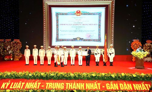  Phó Thủ tướng Thường trực Chính phủ Phạm Gia Túc trao danh hiệu Anh hùng Lực lượng vũ trang nhân dân tặng Công an TP Đà Nẵng. Ảnh: XUÂN QUỲNH 