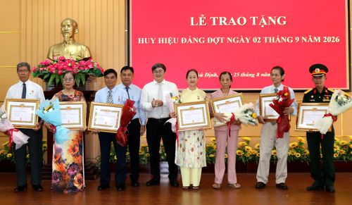  Đảng viên phường Phú Định vinh dự nhận Huy hiệu Đảng đợt 2-9. Ảnh: THÁI PHƯƠNG 