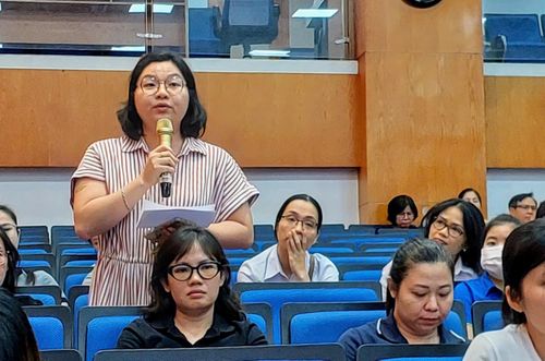  Đại diện doanh nghiệp đặt câu hỏi tại hội nghị sáng 25-8. Ảnh: M.HOA 