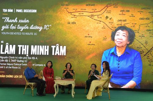  Các nhân chứng lịch sử giao lưu tại khai mạc trưng bày chuyên đề. Ảnh SỸ PHẠM 