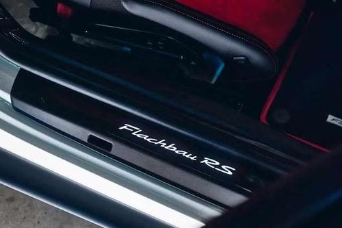 Trước khi hoán cải, da Alcantara màu đỏ, da đen và sợi carbon lộ thiên là những điểm đặc trưng của nội thất. Ở khu vực phía trước của cabin, kéo dài đến hết phần ghế ngồi, diện mạo được giữ nguyên. Trong khi đó, khu vực phía sau hàng ghế ngồi đã được lột bỏ triệt để giống như chiếc xe đua, nhằm theo đuổi mục tiêu giảm trọng lượng.