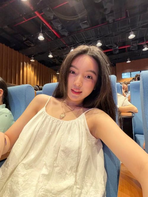 Từ một cái tên được biết đến nhiều hơn sau khi hẹn hò với Quang Hải, Chu Thanh Huyền dần xây dựng hình ảnh riêng với công việc kinh doanh, phong cách thời trang và cuộc sống độc lập. Ảnh: FB Chu Thanh Huyền