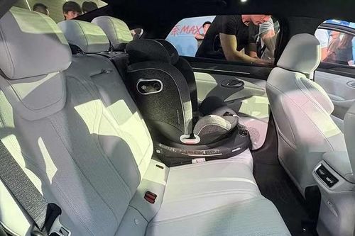 Tại thị trường Trung Quốc, BYD Qin Max có 2 tùy chọn động cơ. Đầu tiên là hệ truyền động hybrid sạc điện DM-i gồm động cơ xăng 1.5L, kết hợp với mô-tơ điện. Động cơ xăng có công suất tối đa 74 kW (khoảng 99 mã lực) trong khi con số tương ứng của mô-tơ điện là 175 kW (235 mã lực). Xe sử dụng bộ pin lithium-sắt-phosphate (LFP). Nhờ đó, Qin Max có phạm vi hoạt động tổng cộng lên tới 2.370 km và mức tiêu thụ nhiên liệu chỉ 2,59 lít/100 km.