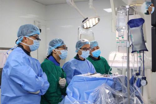 Ê-kíp Phẫu thuật mạch máu và Can thiệp mạch phối hợp chụp DSA ngay trong cuộc mổ - Ảnh BVCC