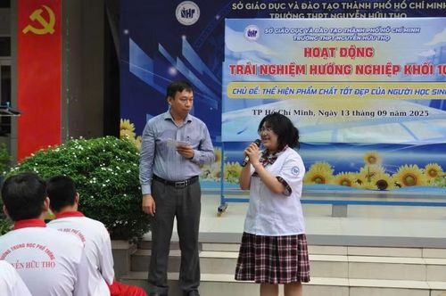 TS Đỗ Đình Đảo trao đổi với học sinh tại hoạt động trải nghiệm hướng nghiệp của trường. Ảnh: NVCC