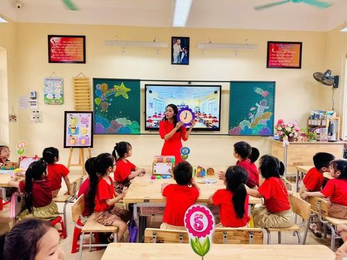 Giờ học của cô và trò Trường Tiểu học Nguyễn Tất Thành (Ninh Bình).