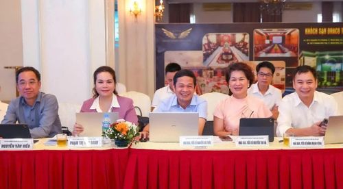 Phó Cục trưởng Phạm Thị Kim Oanh (thứ hai từ trái sang) cùng các diễn giả trao đổi tại tọa đàm. (Ảnh: Trung Anh)