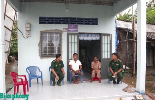 Gia đình ông Danh Phol phấn khởi khi có căn nhà mới. Ảnh: Lê Khoa