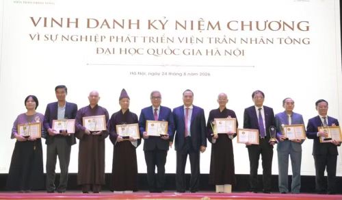 Ban tổ chức trao kỷ niệm chương "Vì sự nghiệp phát triển Viện Trần Nhân Tông" cho các tập thể, cá nhân có nhiều đóng góp. Ảnh: BTC