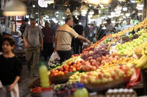Người dân mua sắm tại một khu chợ ở Tehran. (Ảnh: Reuters)