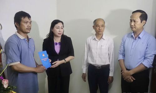 Bà Đinh Thị Lụa, Phó Bí thư Tỉnh ủy, Chủ tịch Ủy ban Mặt trận Tổ quốc tỉnh trao hỗ trợ cho gia đình nạn nhân Vũ Thị Thảo, thôn Thượng Phúc, xã Hải Hưng. Ảnh: NBO.