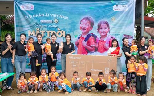 Dịp này, Hoa hậu Việt Nam 2026 trao tặng ba khu vui chơi, 3 tivi và 304 áo đồng phục cho các em nhỏ tại ba điểm trường Giang Ma, Mào Phô và Sử Thàng thuộc Trường Mầm non Tả Lèng.