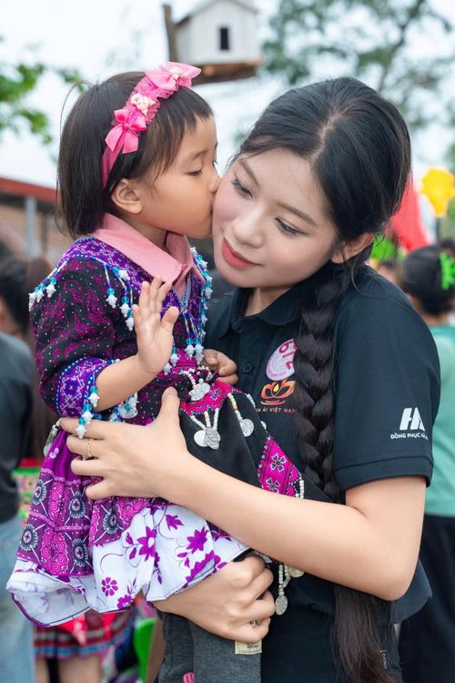 Một ngày ở Mào Phô khép lại bằng những nụ cười của trẻ nhỏ và những cái ôm, cái nắm tay lưu luyến.