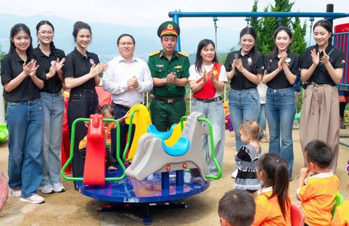 Cô giáo phụ trách chia sẻ điều kiện vật chất ở Mào Phô còn thiếu thốn. Trước khi có khu vui chơi mới, các em chủ yếu chơi ở sân trường với những món đồ do giáo viên tự chế tạo. Có những em nhỏ phải đi quãng đường khoảng 20 km để đến điểm trường. Khoảng cách xa, địa hình vùng cao và điều kiện sinh hoạt khiến việc học tập, vui chơi của các em chưa trọn vẹn.