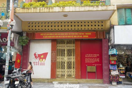 Ngôi nhà số 48 Hàng Ngang - nơi Chủ tịch Hồ Chí Minh viết bản Tuyên ngôn Độc lập - được trang hoàng trong những ngày Hà Nội hướng tới Quốc khánh 2/9.